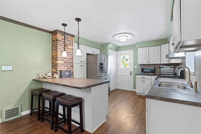 190 Wexford Bayne, Pine Twp Nal, PA 15090 - kitchen with appliances with stainless steel finishes, dark countertops, a peninsula, and backsplash