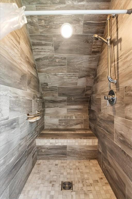548 Penn St, Verona, PA 15147 - full bath featuring a tile shower