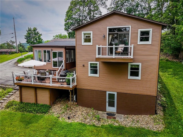 223 Horseshoe Dr, Adams Twp, PA 16046 - back of house featuring a yard and a wooden deck
