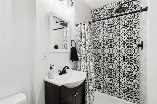 2805 Hamilton Ave, Shaler, PA 15116 - full bathroom featuring vanity and a tile shower