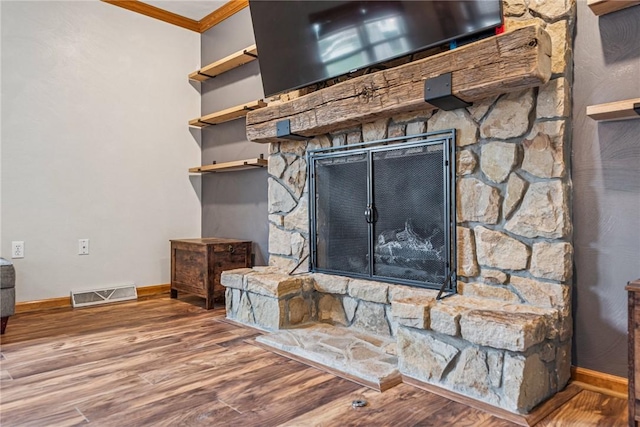 1007 Braemar Dr, Penn Twp Wml, PA 15644 - detailed view of wood finished floors, ornamental molding, and a fireplace