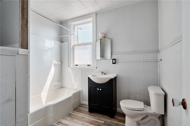 538 Maplewood Ave, Ambridge, PA 15003 - full bath featuring vanity, wood finished floors, bathtub / shower combination, and tile walls