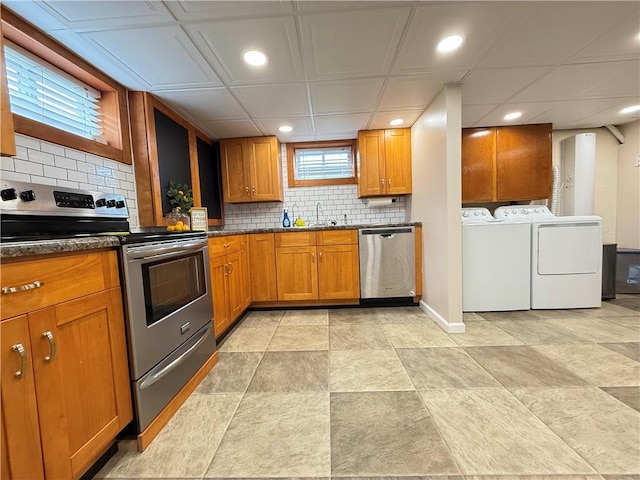 84 Williamson Rd, Hempfield Twp Mer, PA 16125 - kitchen featuring stainless steel appliances, washer and clothes dryer, decorative backsplash, recessed lighting, and brown cabinets