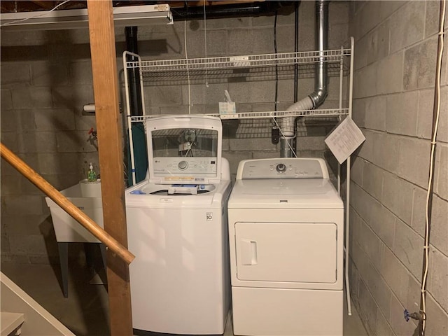 111 Brandywine Dr, Manor, PA 15642 - laundry room featuring washing machine and clothes dryer