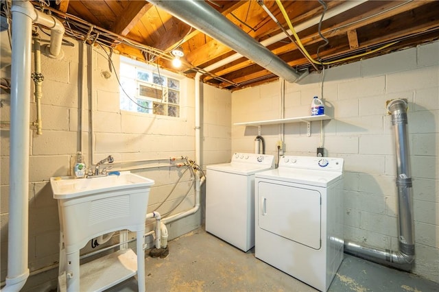 524 Saint Andrews Dr, Hempfield Twp Wml, PA 15601 - laundry room featuring washing machine and dryer