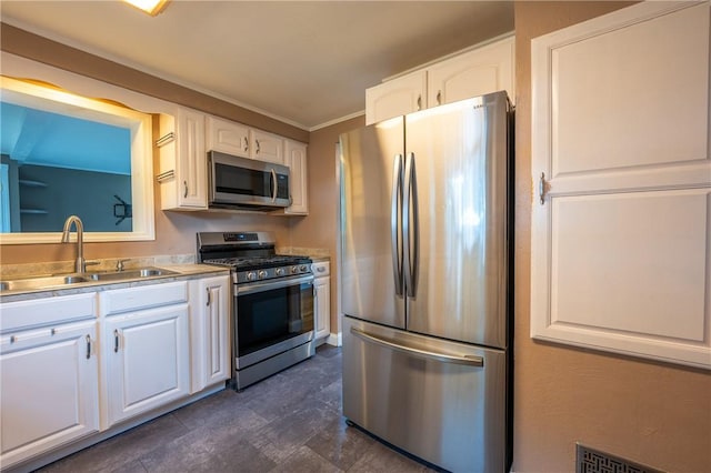524 Saint Andrews Dr, Hempfield Twp Wml, PA 15601 - kitchen featuring stainless steel appliances, white cabinets, and light countertops