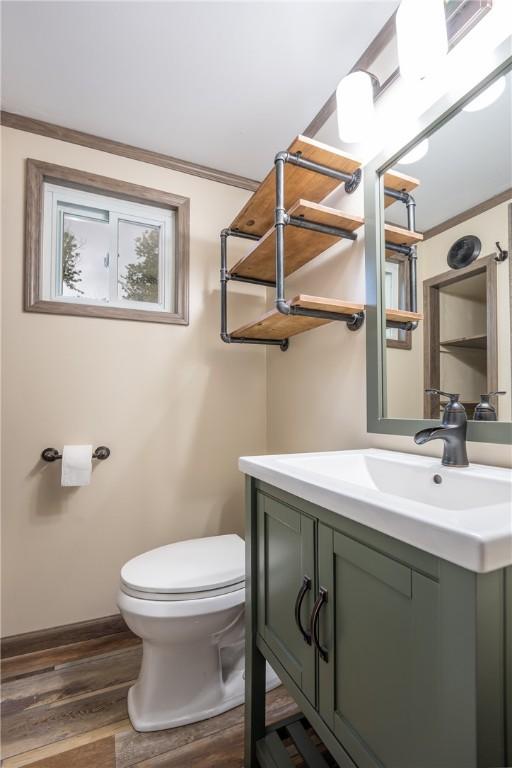524 Saint Andrews Dr, Hempfield Twp Wml, PA 15601 - half bath featuring wood finished floors and vanity