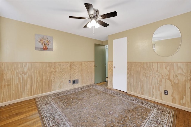 914 E Smithfield St, Elizabeth Twp/Boro, PA 15135 - unfurnished room featuring wood finished floors, ceiling fan, and a wainscoted wall
