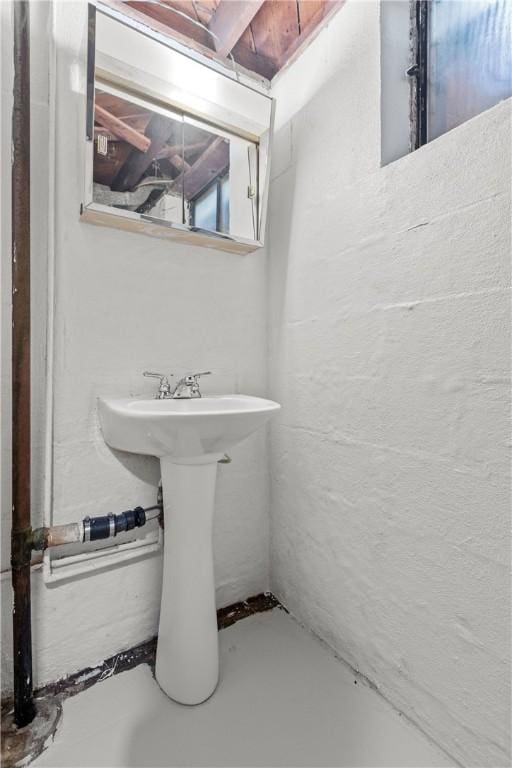 5311 Clearview Ave, Hopewell Twp Bea, PA 15001 - view of bathroom