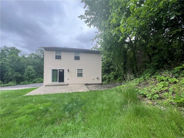 742 King St, Mckeesport, PA 15132 - back of property with a patio and a yard