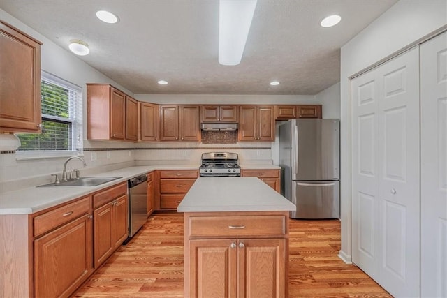 520 Panorama Dr, Cecil, PA 15317 - kitchen featuring stainless steel appliances, under cabinet range hood, light wood finished floors, backsplash, and recessed lighting