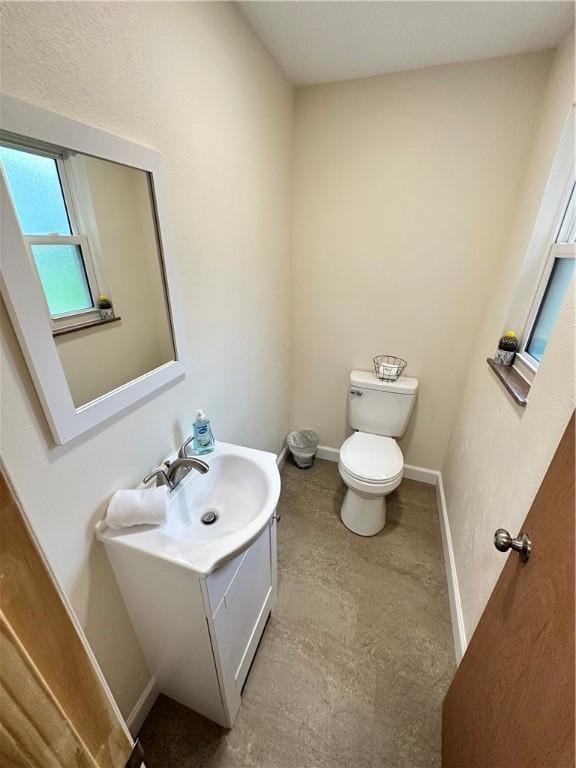 7207 Mcclure Ave, Swissvale, PA 15218 - bathroom with vanity and toilet