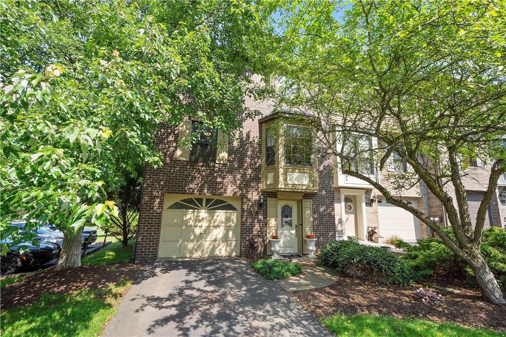 617 Woodcrest Dr, Robinson Twp, PA 15205 - photo 1