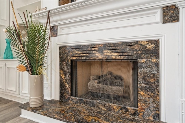 11 Sunset Ct, Cranberry Twp, PA 16066 - detailed view of a premium fireplace and wood finished floors
