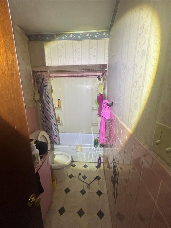 2607 Spring St, Arlington, PA 15210 - full bathroom with wallpapered walls and tiled shower / bath combo