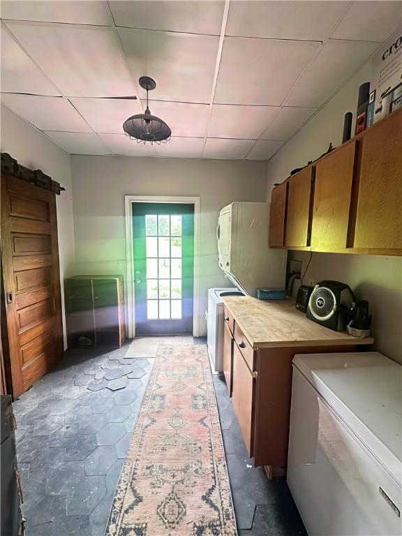 389 Rices Landing Rd, Luzerne Twp, PA 15433 - laundry room featuring cabinet space, washer / dryer, and a barn door