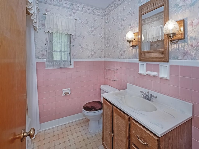 127 Pleasant Hills Blvd, Pleasant Hills, PA 15236 - full bathroom featuring vanity, tile walls, wallpapered walls, a wainscoted wall, and shower / bath combo with shower curtain
