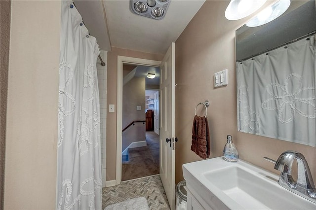 725 Dunster St, Brookline, PA 15226 - full bath featuring vanity and a shower with curtain