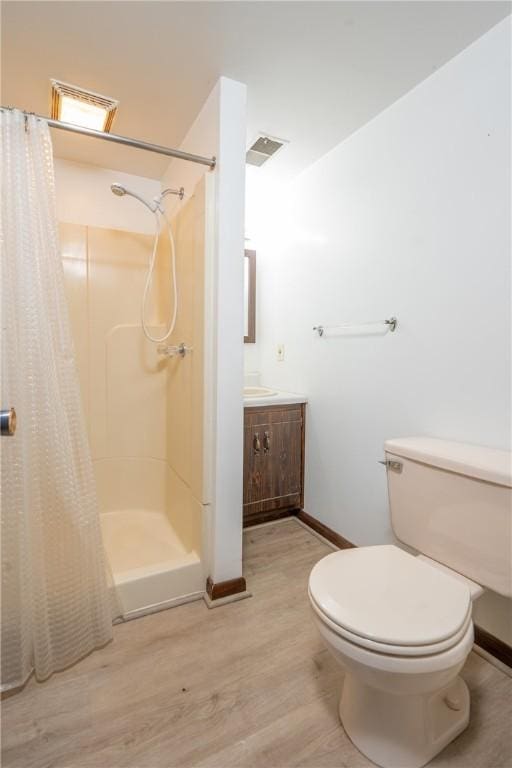 756 Arona Rd, Hempfield Twp Wml, PA 15672 - full bathroom featuring wood finished floors, a shower with curtain, and vanity