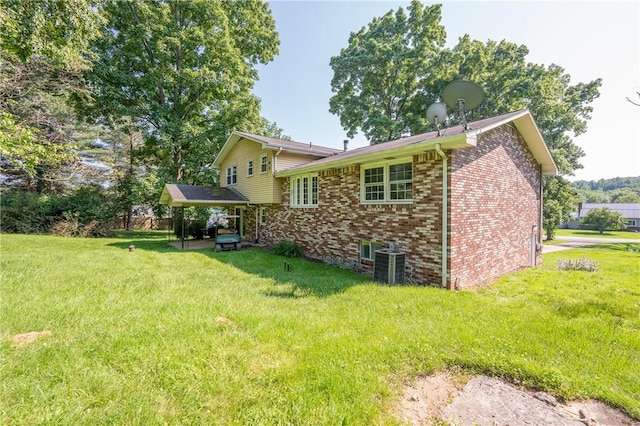 756 Arona Rd, Hempfield Twp Wml, PA 15672 - back of house featuring brick siding and a yard