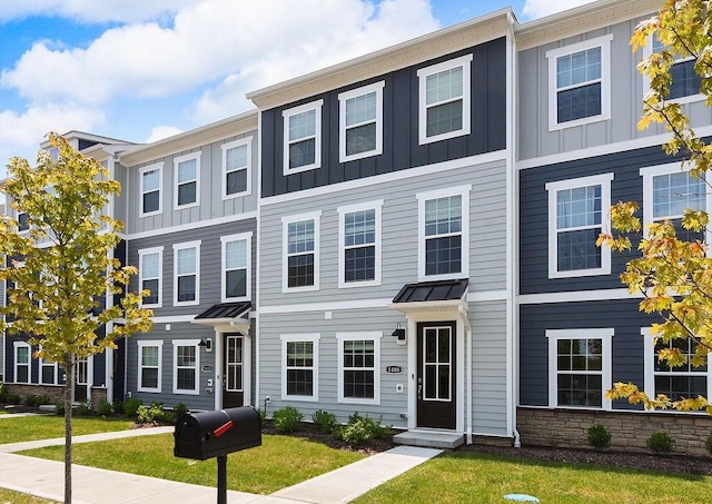 1408 Commons Ln, South Fayette, PA 15017 - townhome / multi-family property featuring board and batten siding and a front yard