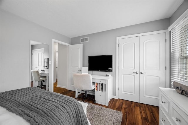 116 Bunker Hill Dr, Peters Twp, PA 15317 - bedroom featuring dark wood finished floors, a closet, and a desk
