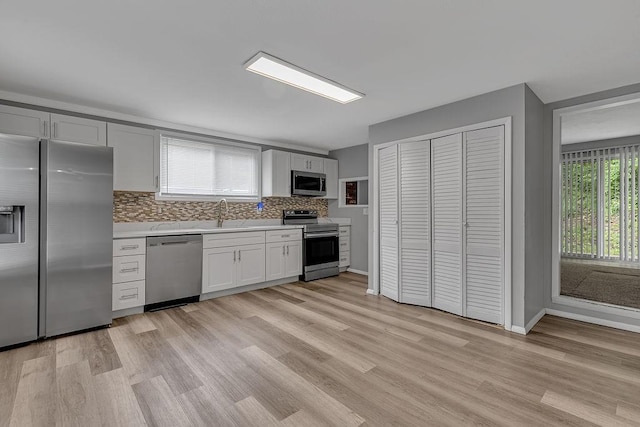 39 Mcgovern Blvd, Moon/Crescent Twp, PA 15046 - kitchen featuring appliances with stainless steel finishes, light countertops, backsplash, and light wood-style floors