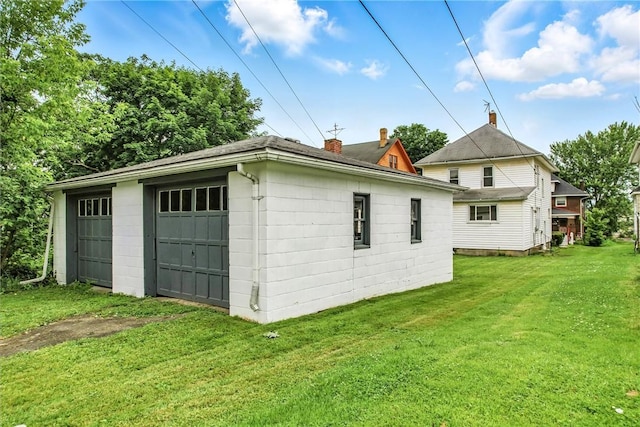 385 Spruce Ave, Sharon, PA 16146 - back of property with an outdoor structure, a lawn, a garage, and a shingled roof