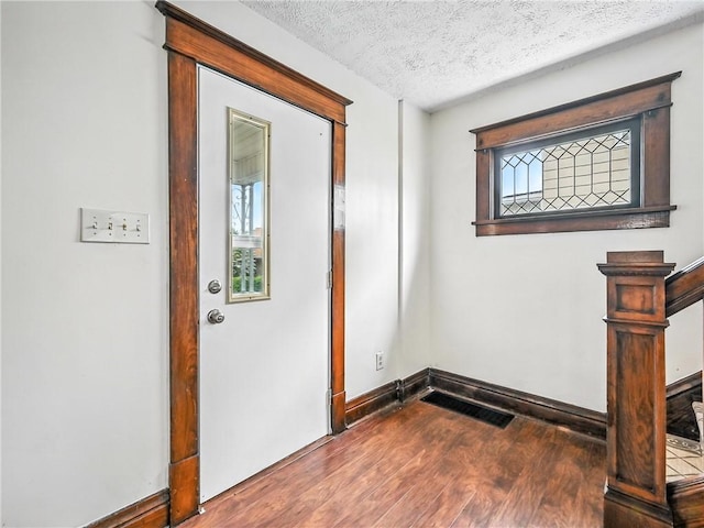 385 Spruce Ave, Sharon, PA 16146 - entryway featuring wood finished floors and a textured ceiling