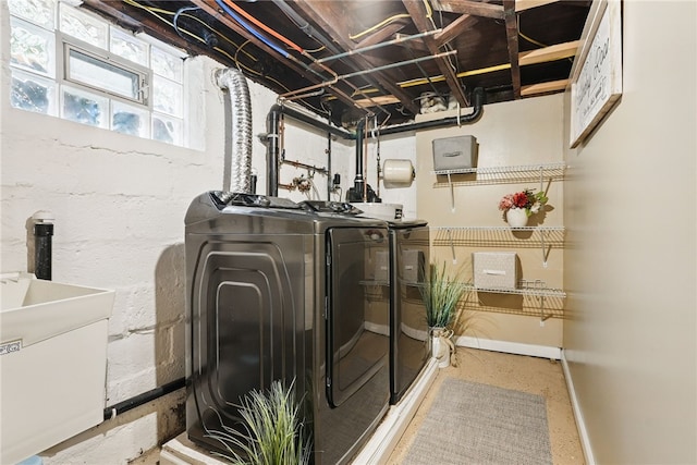 3236 Beacon Hill Ave, Dormont, PA 15216 - laundry room with washing machine and clothes dryer and baseboards