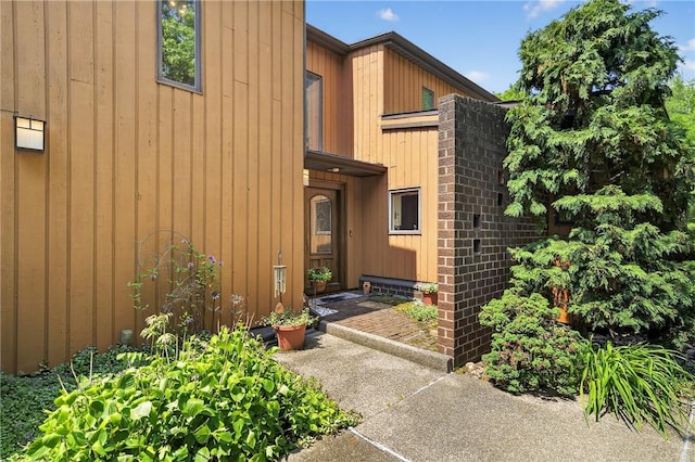 117 Scarborough Ln, Peters Twp, PA 15317 - property entrance with board and batten siding