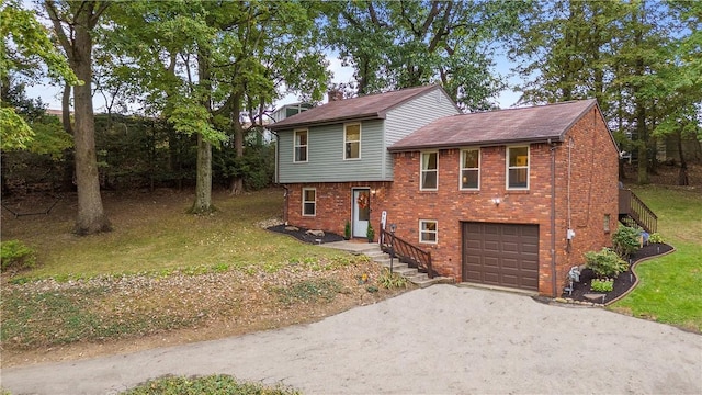 524 Sandy Hill Rd, Manor, PA 15642 - tri-level home with dirt driveway, brick siding, an attached garage, and a front yard