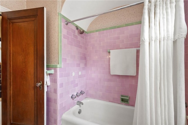 1223 Ingham St, Marshall Shadeland, PA 15212 - bathroom featuring shower / tub combo with curtain