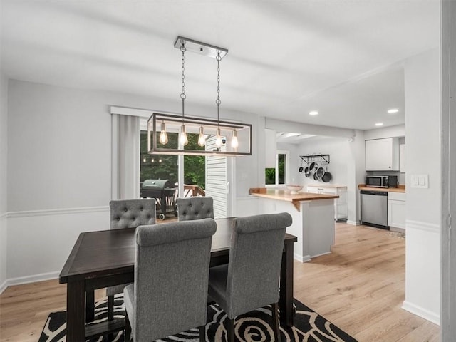 537 Ambridge Ave, Leet Twp, PA 15003 - dining area featuring light wood finished floors and recessed lighting