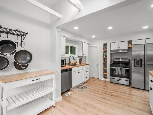 537 Ambridge Ave, Leet Twp, PA 15003 - kitchen featuring stainless steel appliances, under cabinet range hood, white cabinetry, light wood finished floors, and recessed lighting