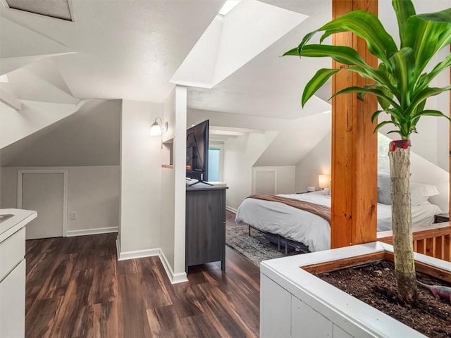 537 Ambridge Ave, Leet Twp, PA 15003 - bedroom featuring dark wood-type flooring and vaulted ceiling