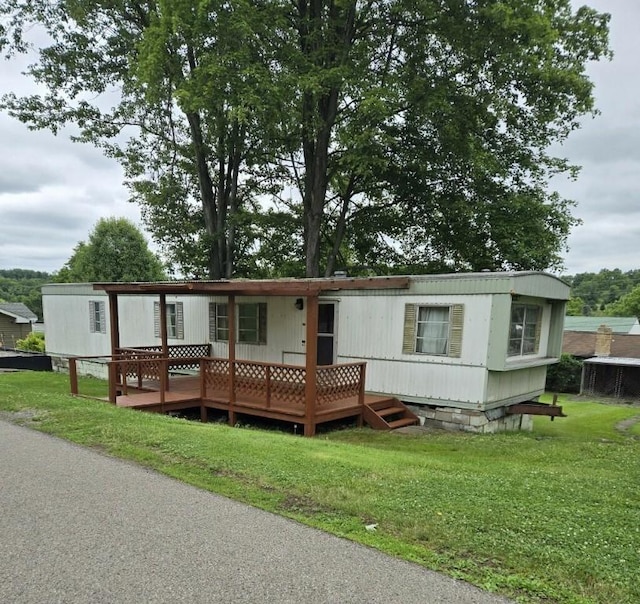 192 Crowe Ave, Mars Boro, PA 16046 - manufactured / mobile home with a front yard and a deck