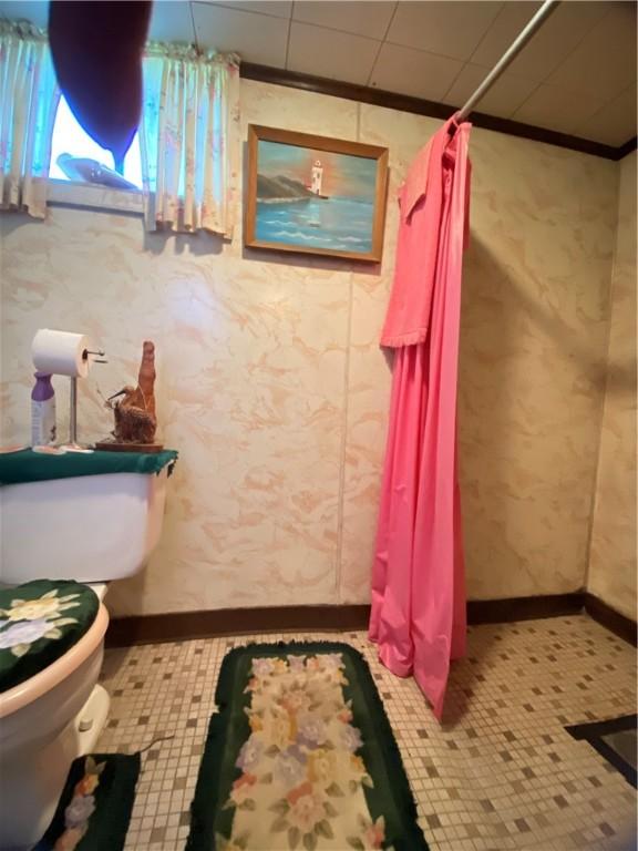 371 Leech Rd, Sugar Grove Twp, PA 16125 - full bath with curtained shower and crown molding