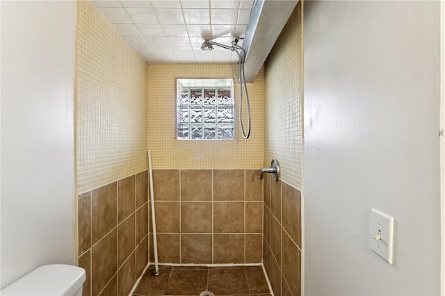 1027 Goldenrod St, Homestead, PA 15120 - bathroom featuring tile walls, a tile shower, and tile patterned flooring