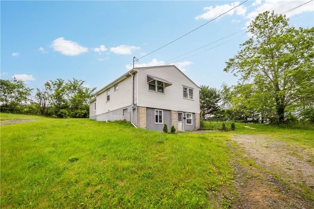 10 Fieldcrest Dr, Robinson Twp Wsh, PA 15057 - view of home's exterior with a yard