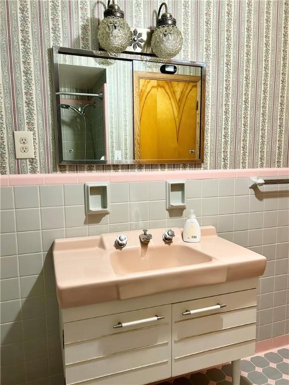 622 Fuhrman Ln, Buffalo Twp But, PA 16229 - bathroom featuring wallpapered walls, vanity, a wainscoted wall, and tile walls