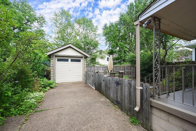 206 Lincoln Ave, Edgewood, PA 15218 - detached garage with driveway