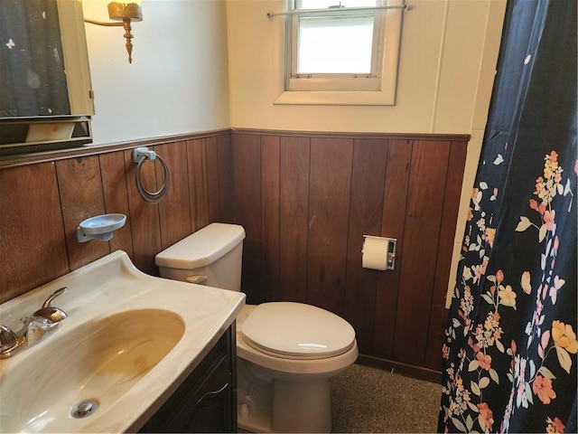 1025 Union Ave, Brackenridge, PA 15014 - full bath featuring a wainscoted wall, vanity, and a shower with shower curtain