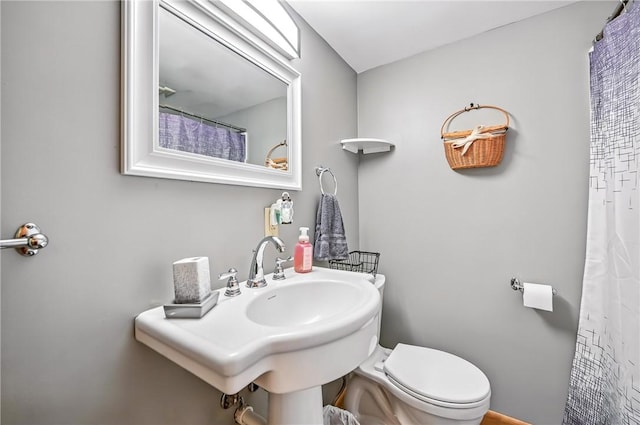 570 S 7th St, Sharpsville, PA 16150 - bathroom featuring toilet and a shower with shower curtain