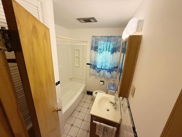 717 King St, Mckeesport, PA 15132 - bathroom with vanity, shower / bathtub combination, and tile walls