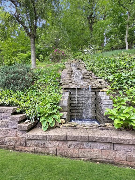 321 Jo Ann Dr, West Mifflin, PA 15122 - exterior view