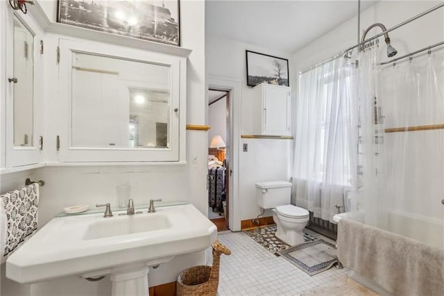 221 E Moody Ave, New Castle/2Nd, PA 16101 - full bathroom featuring a shower with shower curtain and tile patterned floors