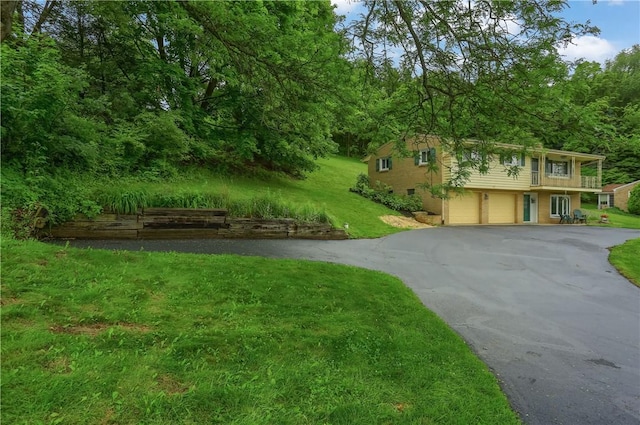 156 Dwellington Dr, Middlesex Twp, PA 16059 - view of front facade featuring a front lawn, driveway, and a garage