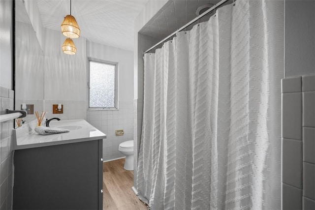 3123 Willett Rd, Brentwood, PA 15227 - full bathroom featuring tile walls, vanity, wood finished floors, a wainscoted wall, and a shower with curtain