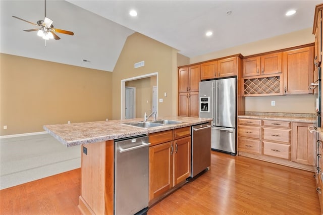 121 Anglers Way, Peters Twp, PA 15317 - kitchen featuring appliances with stainless steel finishes, a center island with sink, vaulted ceiling, light wood-style floors, and ceiling fan
